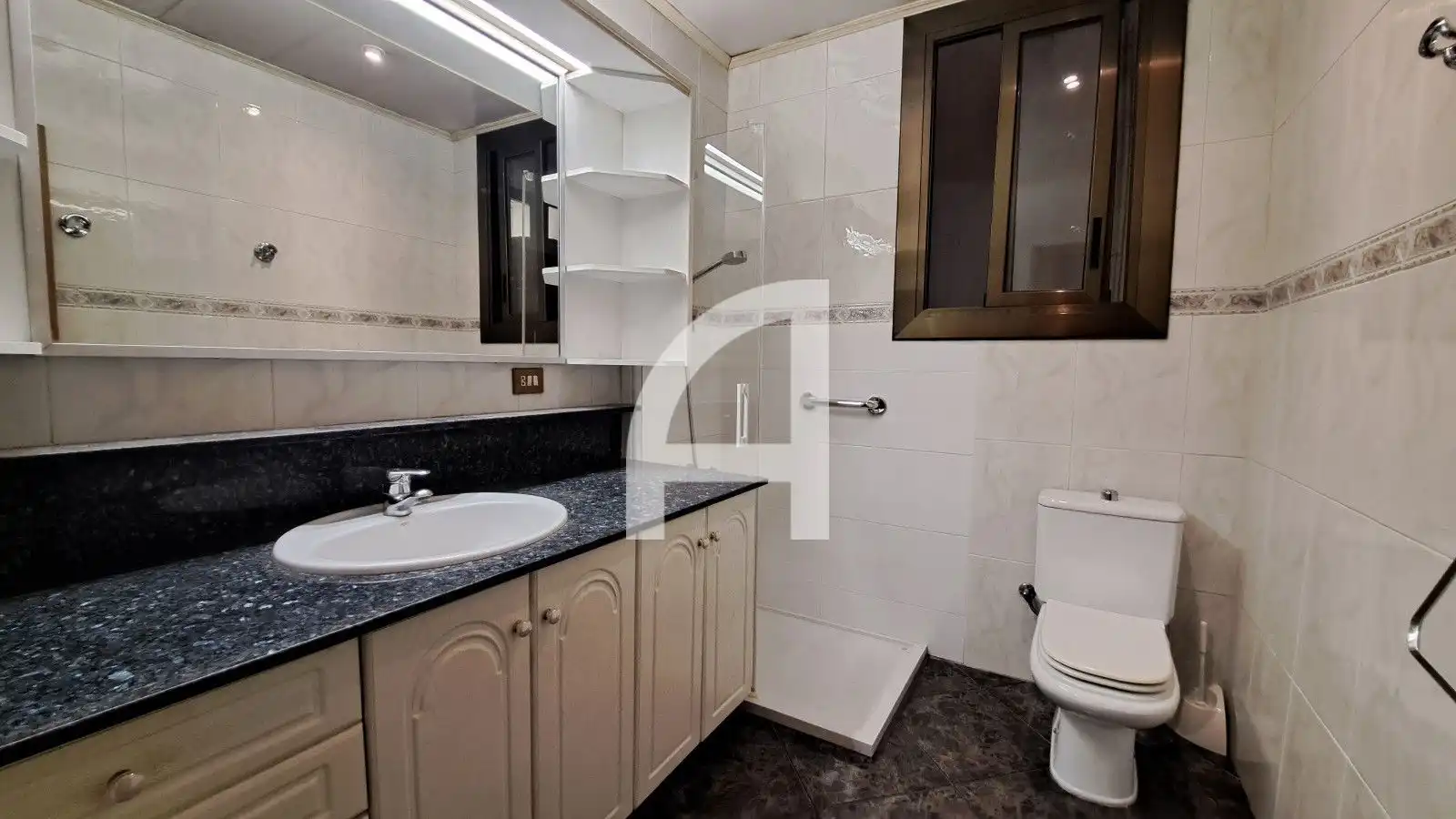 Bathroom of Houses for sale in Terrassa  with Terrace and Alarm