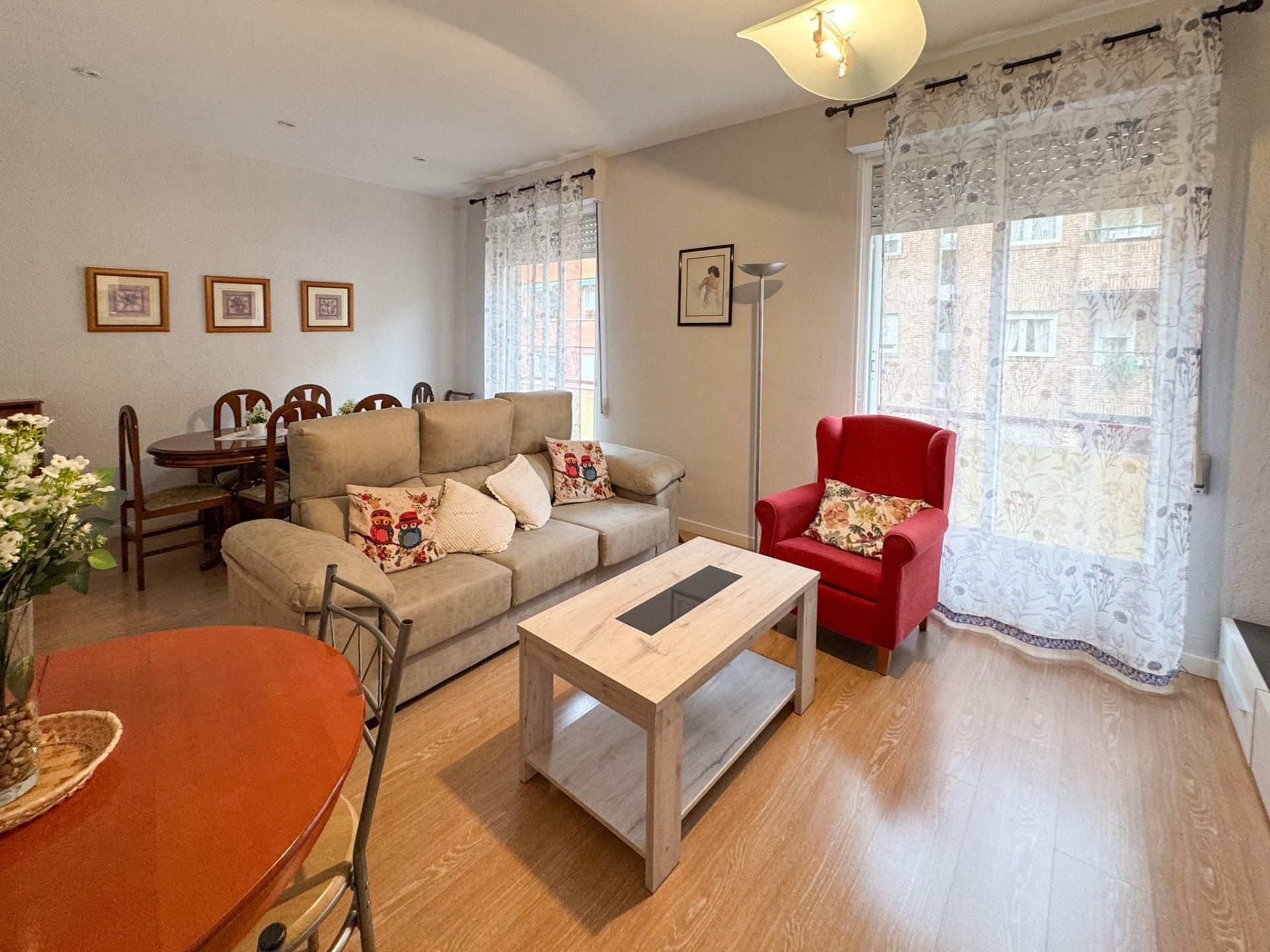 Sala d'estar de Pis en venda en  Madrid Capital amb Calefacció, Terrassa i Balcó