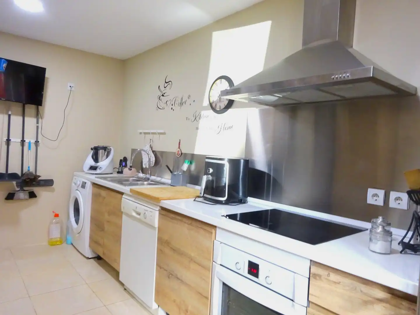 Cuina de Casa o xalet en venda en Alhaurín de la Torre amb Aire condicionat, Jardí privat i Piscina