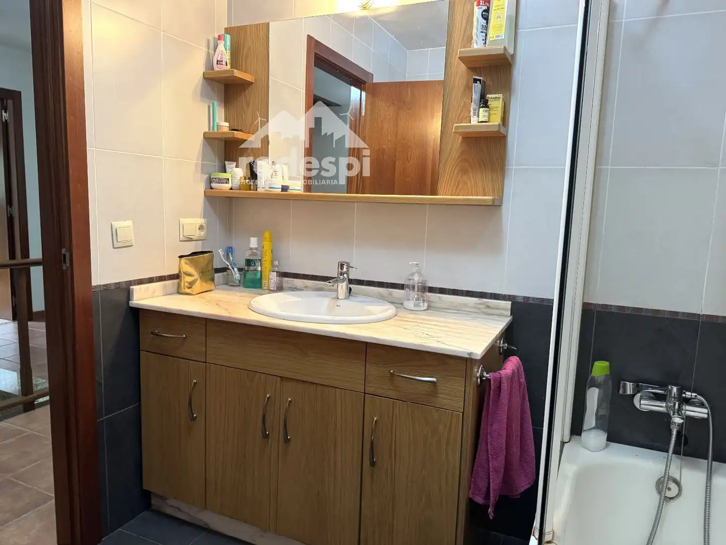 Badezimmer von Einfamilien-Reihenhaus zum Verkauf in Arbo mit Heizung, Abstellraum und Möbliert