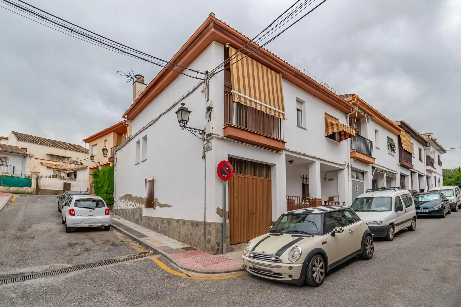 Vista exterior de Casa adosada en venda en La Zubia amb Terrassa