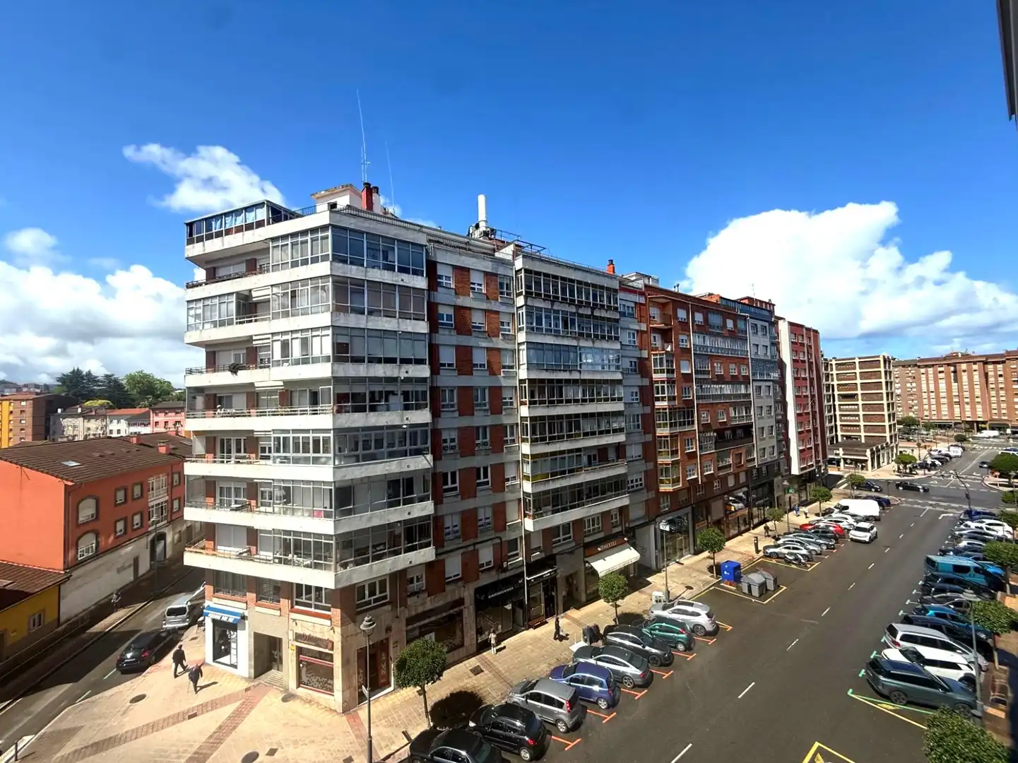 Außenansicht von Wohnung zum Verkauf in Avilés mit Heizung, Terrasse und Möbliert