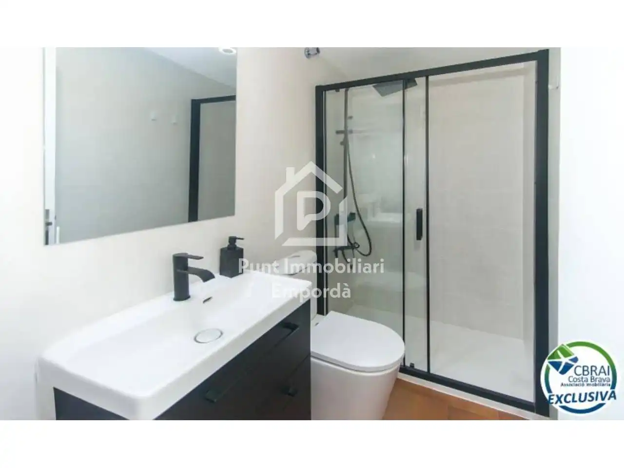 Bany de Apartament en venda en Empuriabrava amb Aire condicionat, Terrassa i Moblat