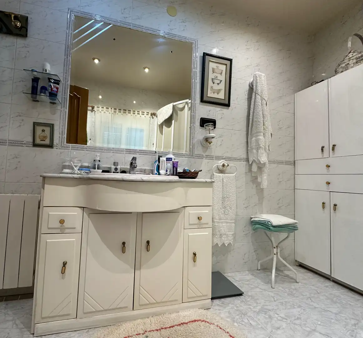 Bathroom of Houses for sale in Úbeda  with Air Conditioner, Terrace and Swimming Pool