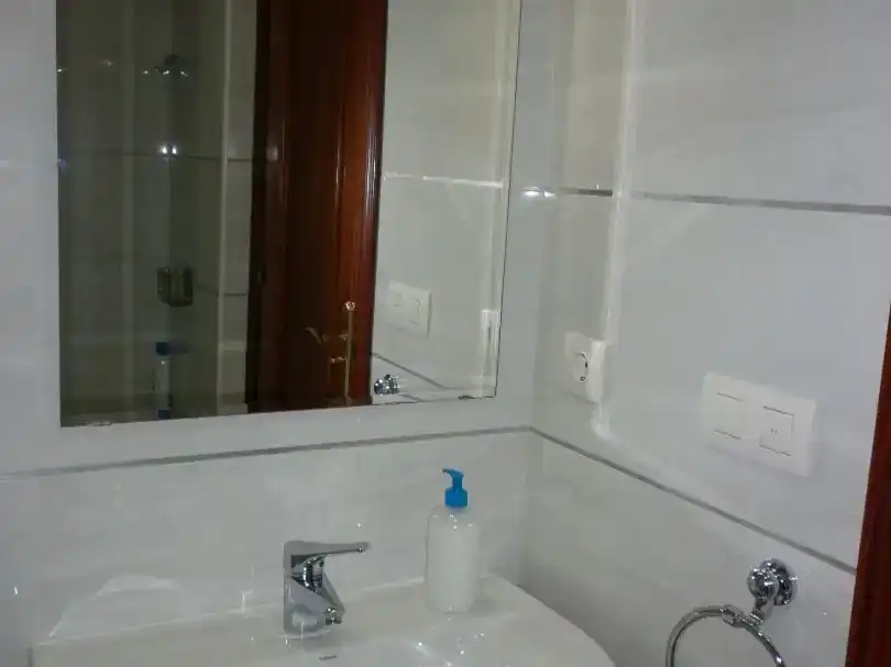 Bany de Apartament de lloguer en Dos Hermanas amb Aire condicionat, Moblat i Balcó