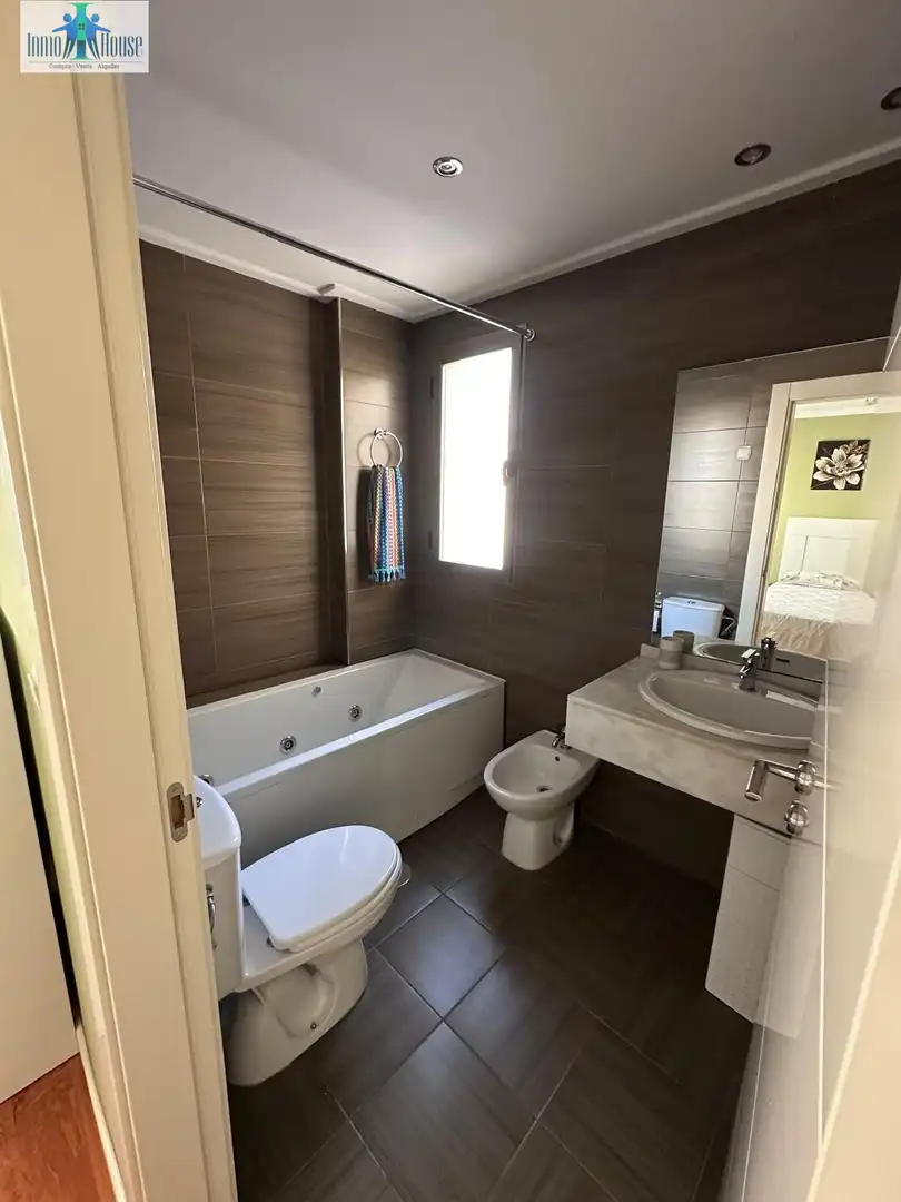 Baño de Casa adosada de alquiler en Albacete con Aire acondicionado, Calefacción y Parquet