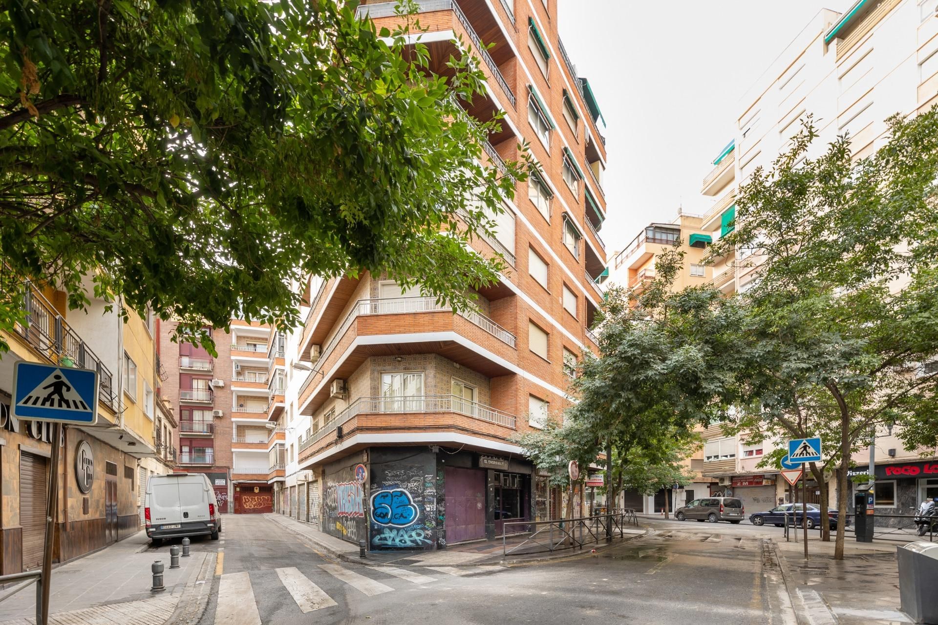 Vista exterior de Pis en venda en  Granada Capital amb Calefacció i Balcó