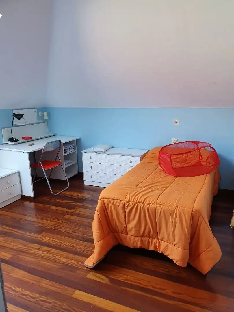 Habitación de Dúplex de alquiler en Santiago de Compostela  con Calefacción, Parquet y Amueblado