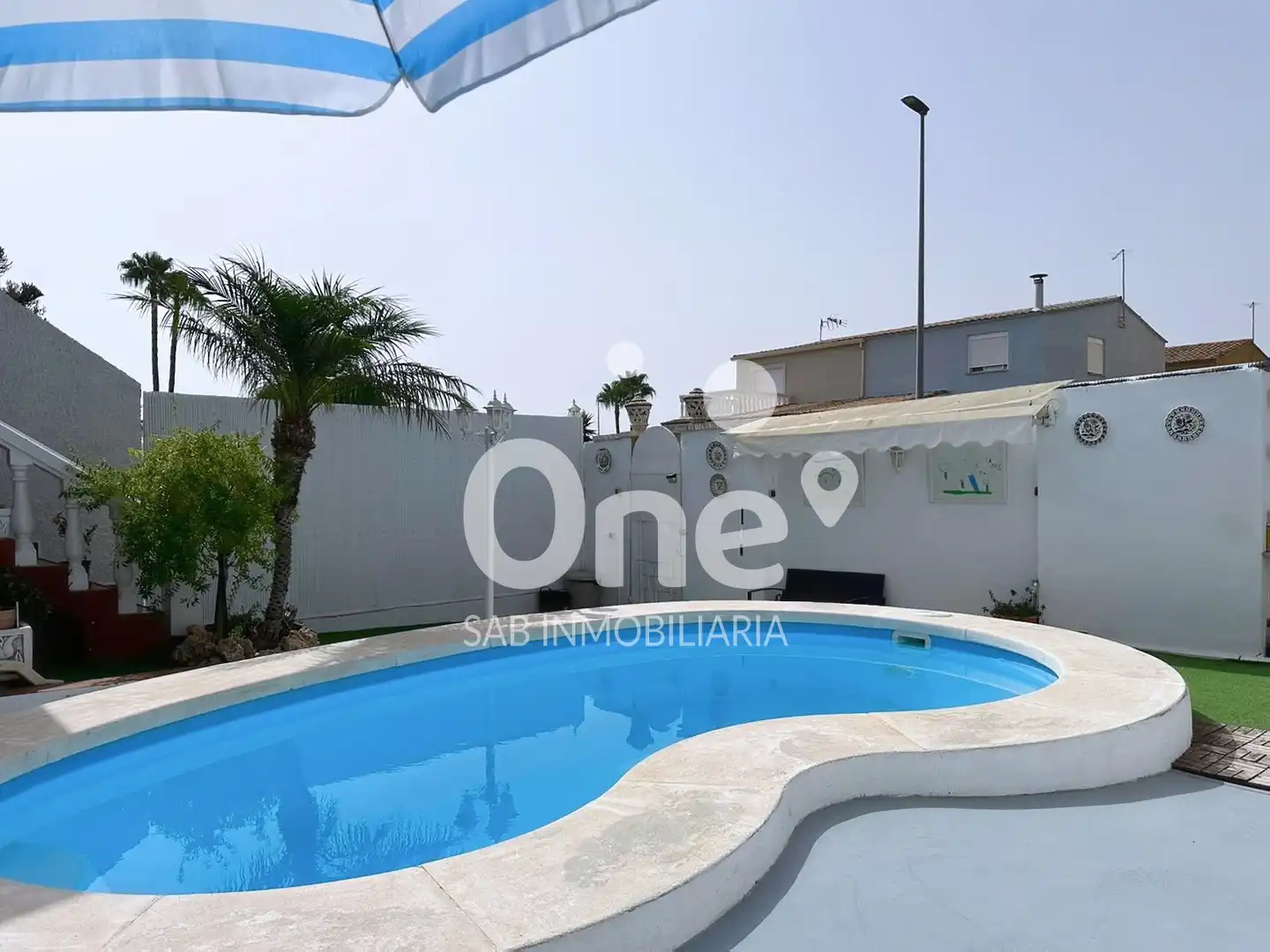 Piscina de Casa adosada en venda en La Pobla de Vallbona amb Aire condicionat, Jardí privat i Terrassa
