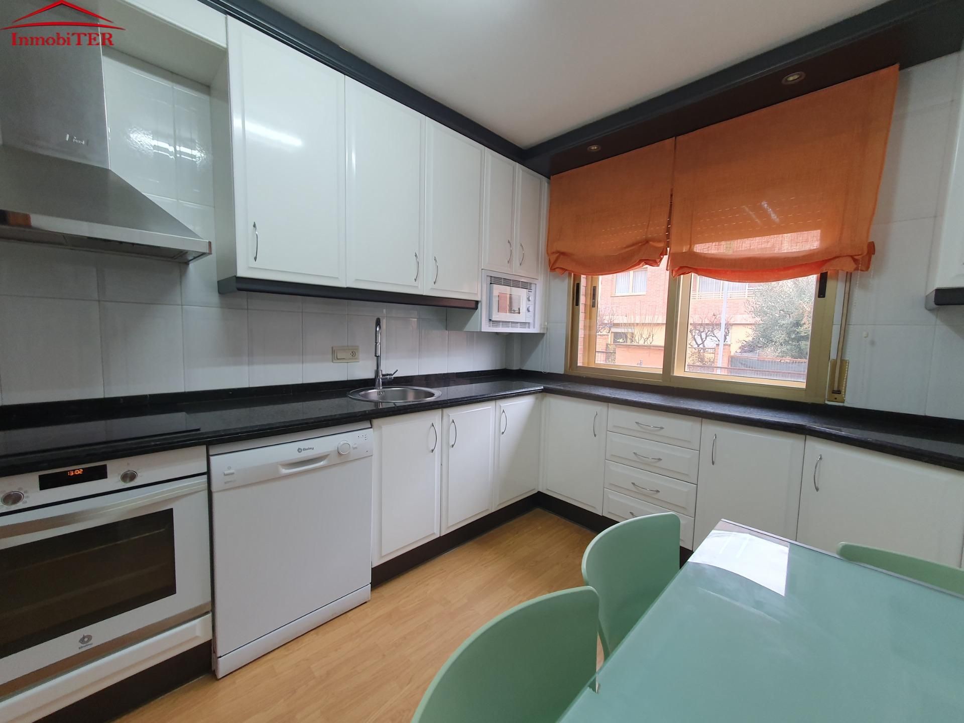 Cocina de Casa adosada de alquiler en  Teruel Capital con Parquet y Terraza