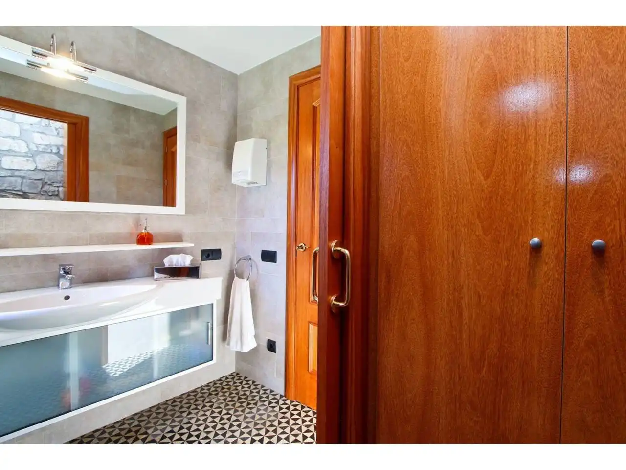 Baño de Finca rústica en venta en Forès con Calefacción, Jardín privado y Terraza