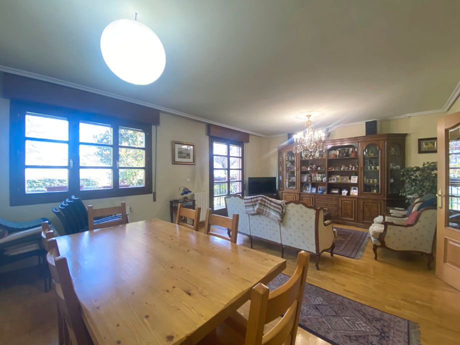 Comedor de Casa o chalet en venta en Vitoria - Gasteiz con Calefacción y Jardín privado