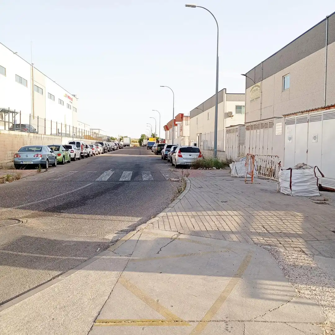 Parkplatz von Fabrikhallen zur Miete in Ciempozuelos