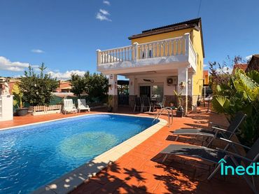 Xalet amb piscina en venda a Calle de la Via Làctia