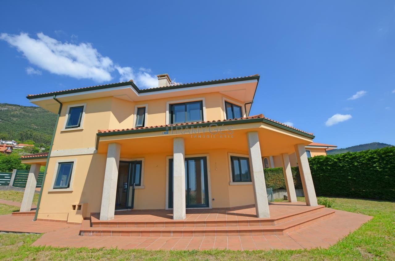 Vista exterior de Casa o xalet en venda en Oia amb Calefacció, Jardí privat i Parquet