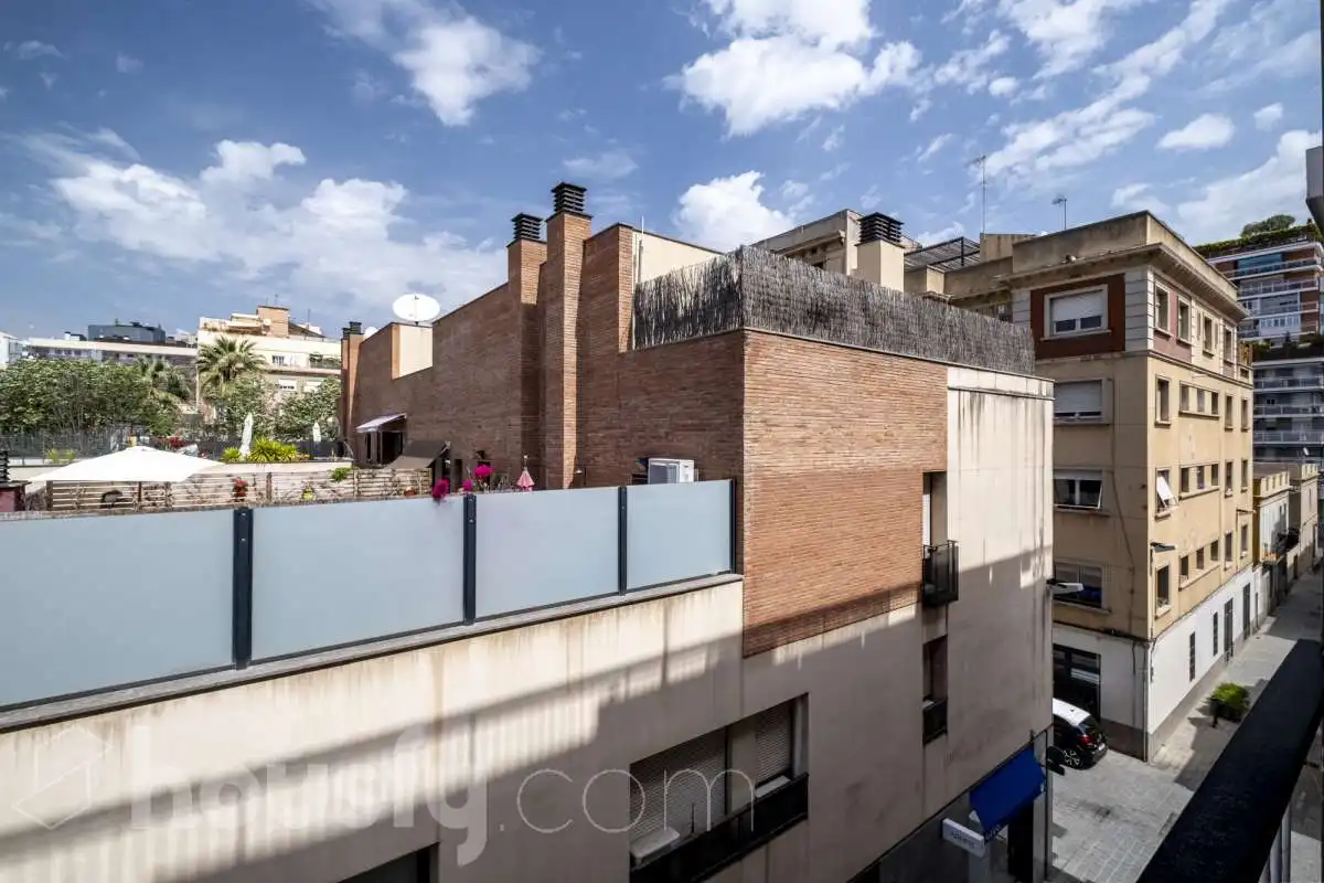 Vista exterior de Piso en venta en Barcelona con Balcón