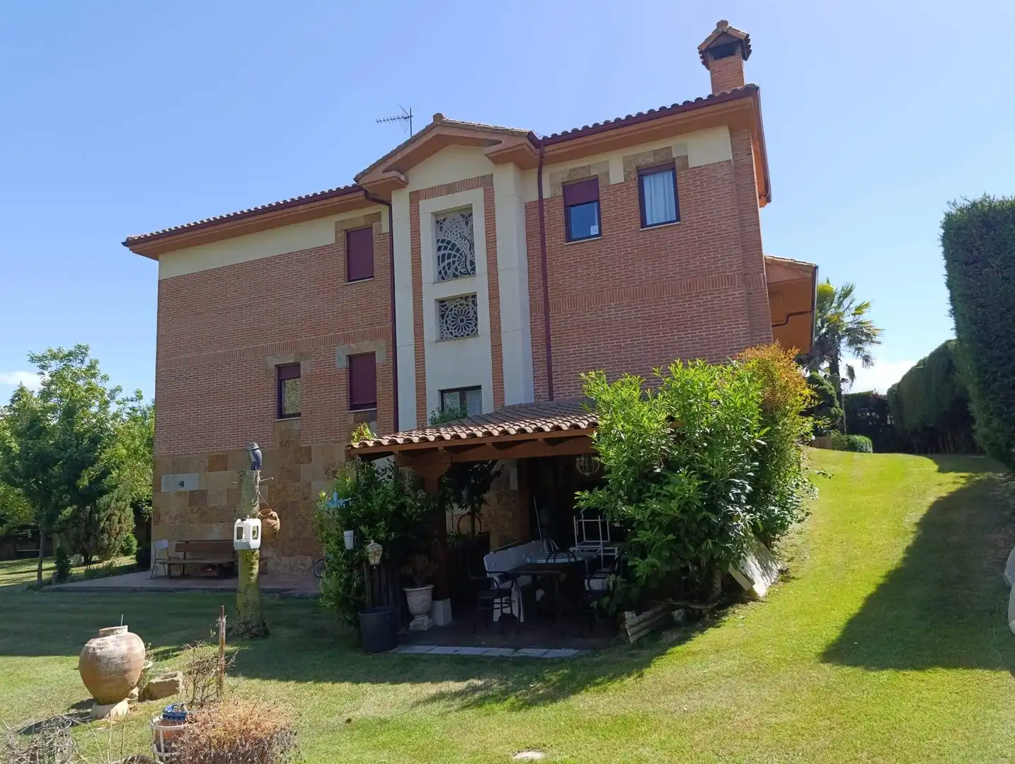 Vista exterior de Casa o chalet en venta en San Andrés del Rabanedo con Calefacción, Jardín privado y Terraza
