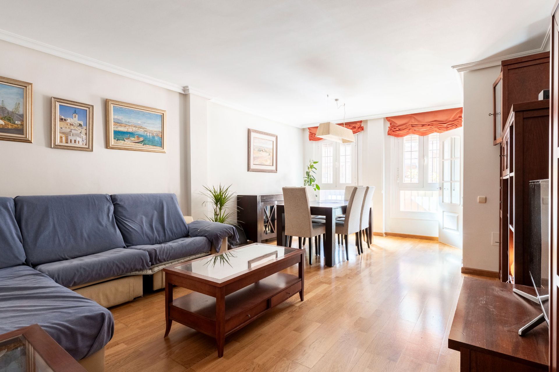 Sala d'estar de Casa adosada en venda en  Almería Capital amb Aire condicionat, Parquet i Traster