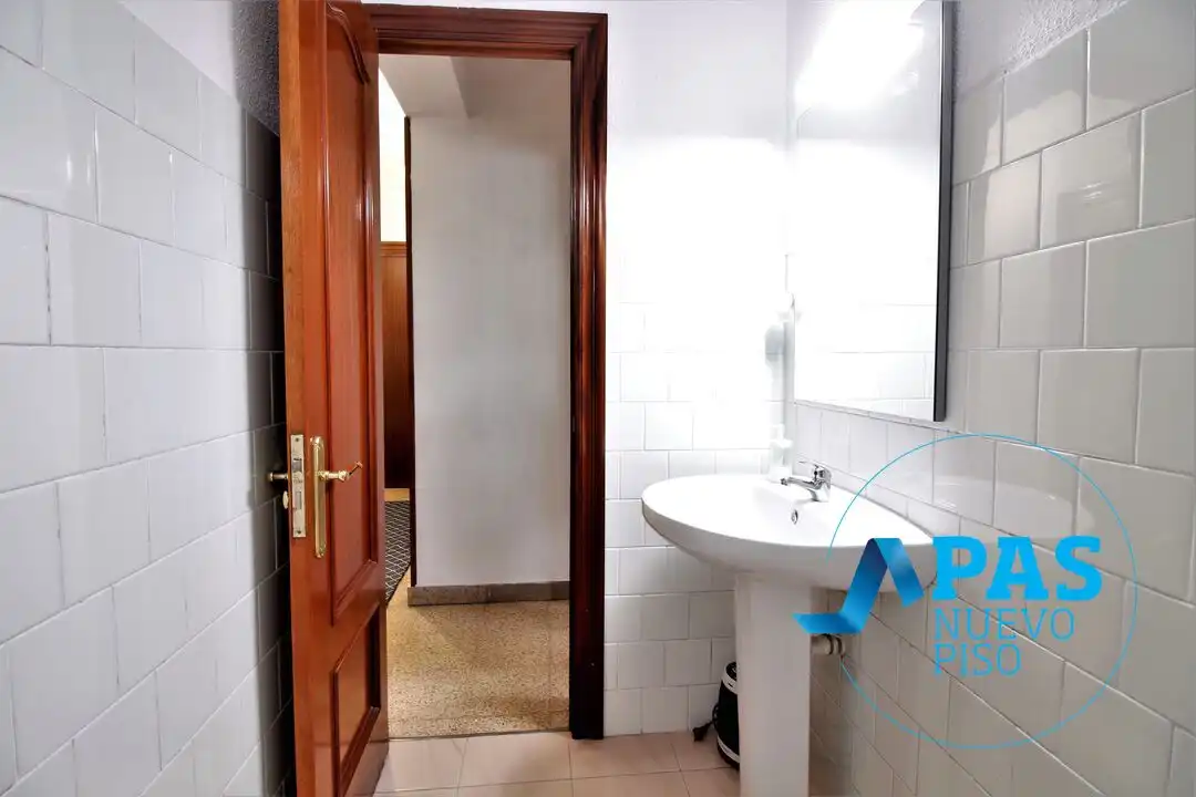 Baño de Piso en venta en Torrelavega  con Terraza y Balcón