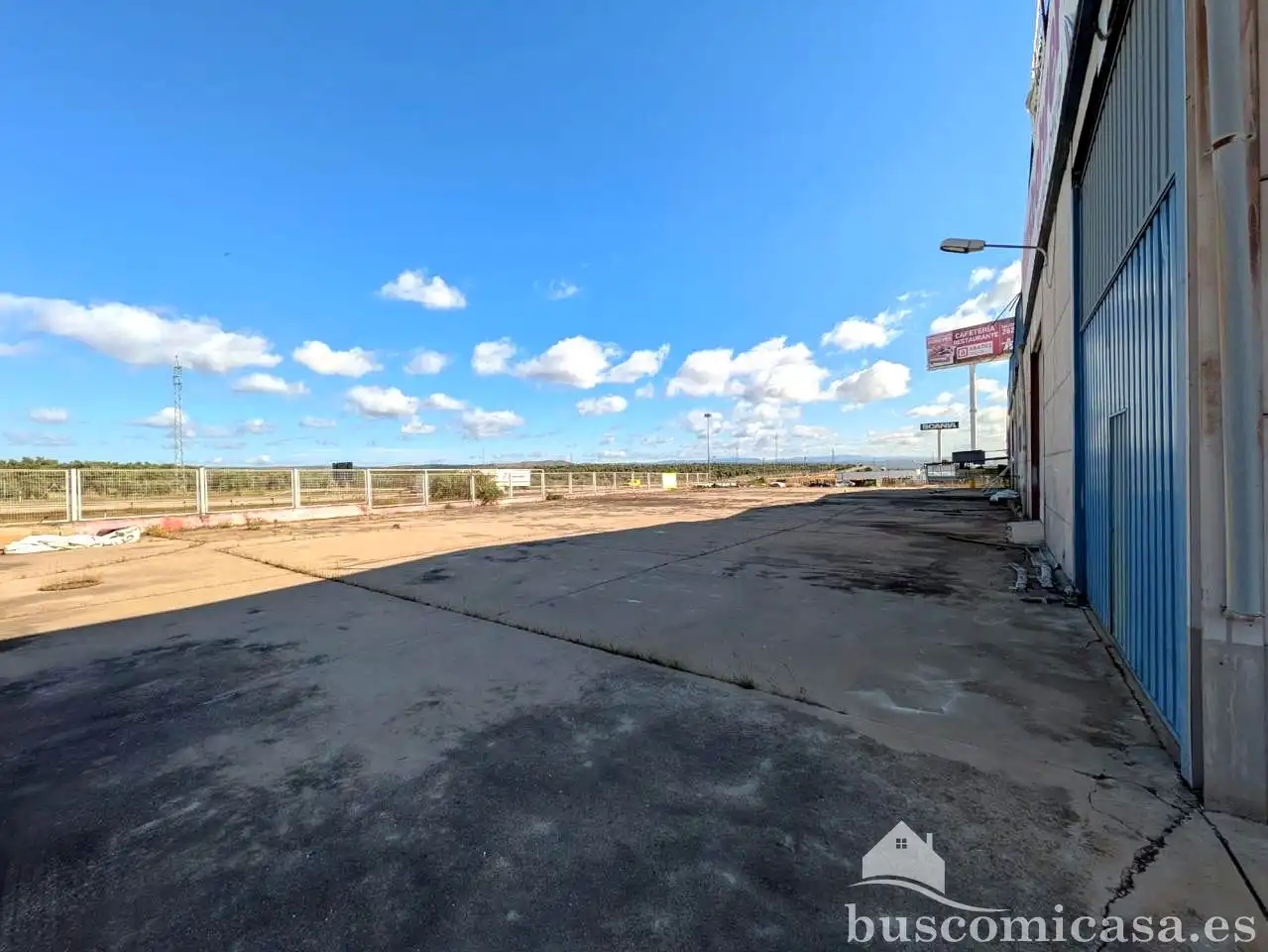 Parkplatz von Fabrikhallen zum Verkauf in Guarromán
