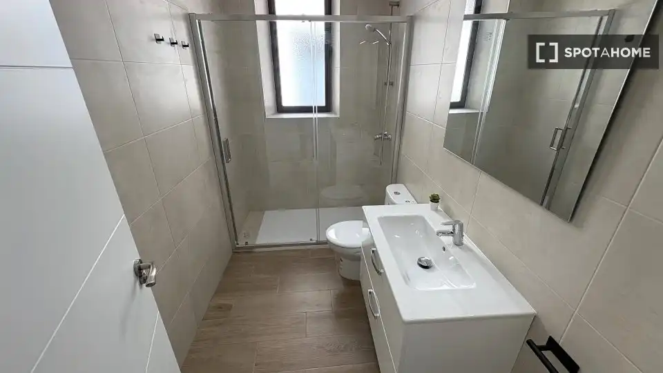 Baño de Piso de alquiler en Granada con Aire acondicionado, Calefacción y Amueblado