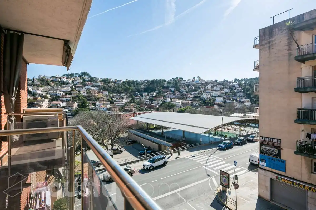 Vista exterior de Dúplex en venda en Vallirana amb Calefacció, Terrassa i Balcó
