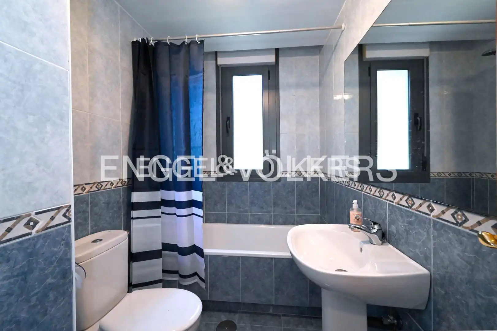 Baño de Piso de alquiler en Santander con Calefacción, Trastero y Piscina