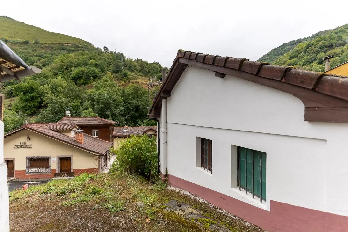 Vista exterior de Casa adosada en venta en Somiedo con Calefacción, Jardín privado y Terraza