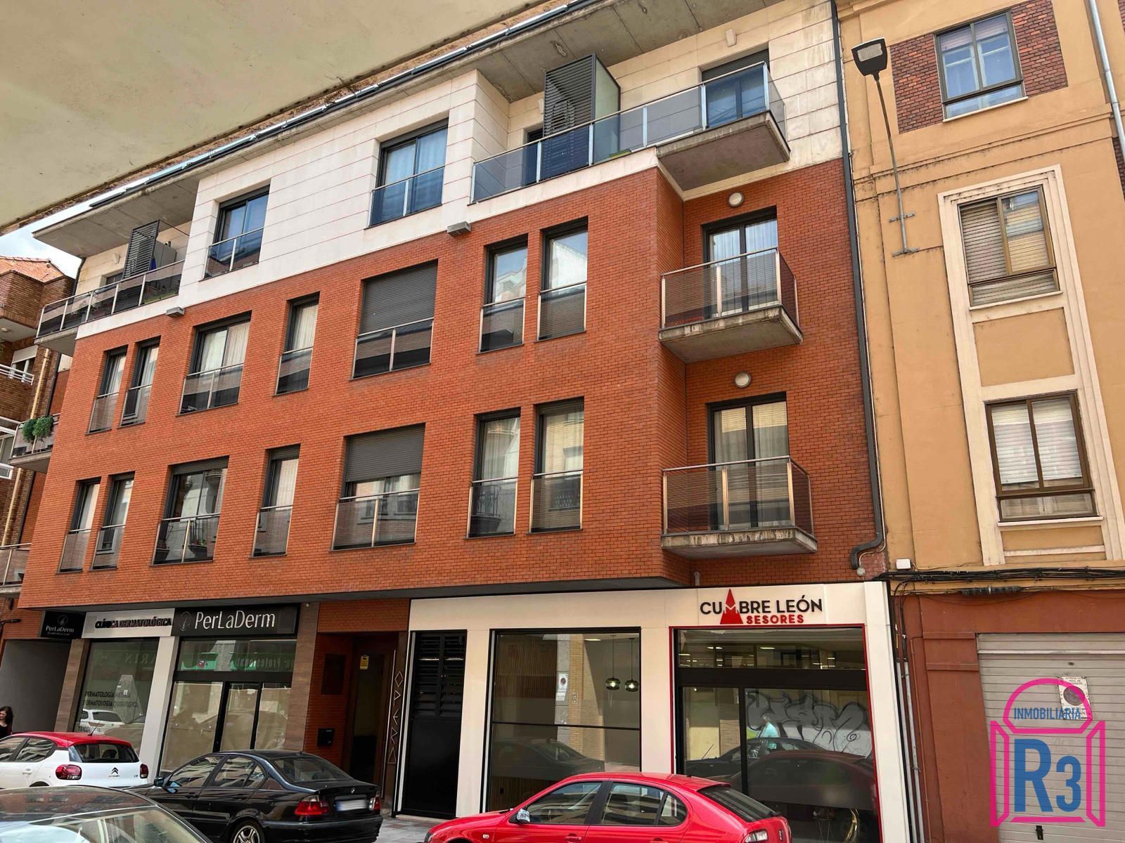 Vista exterior de Dúplex en venda en León Capital  amb Calefacció, Terrassa i Traster