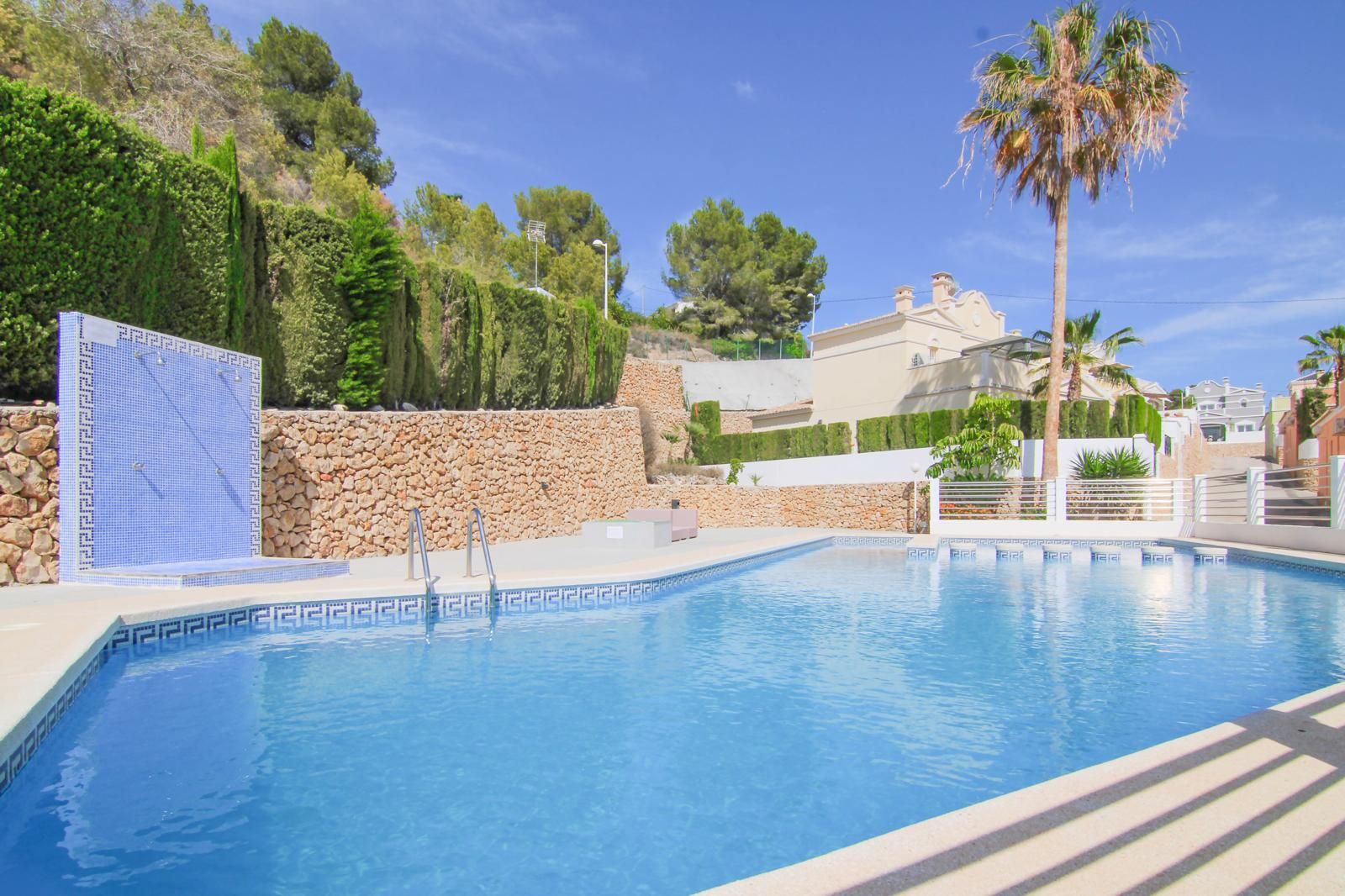 Schwimmbecken von Einfamilien-Reihenhaus zum Verkauf in Calpe / Calp mit Klimaanlage, Heizung und Privatgarten