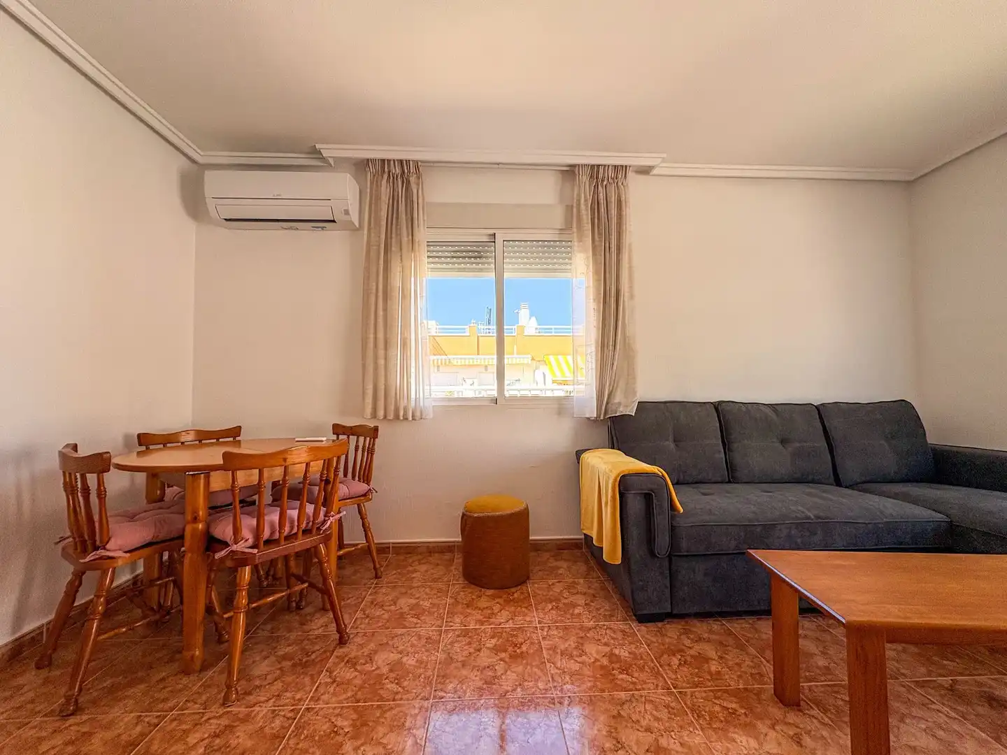 Sala d'estar de Àtic de lloguer en Torrevieja amb Aire condicionat, Calefacció i Terrassa