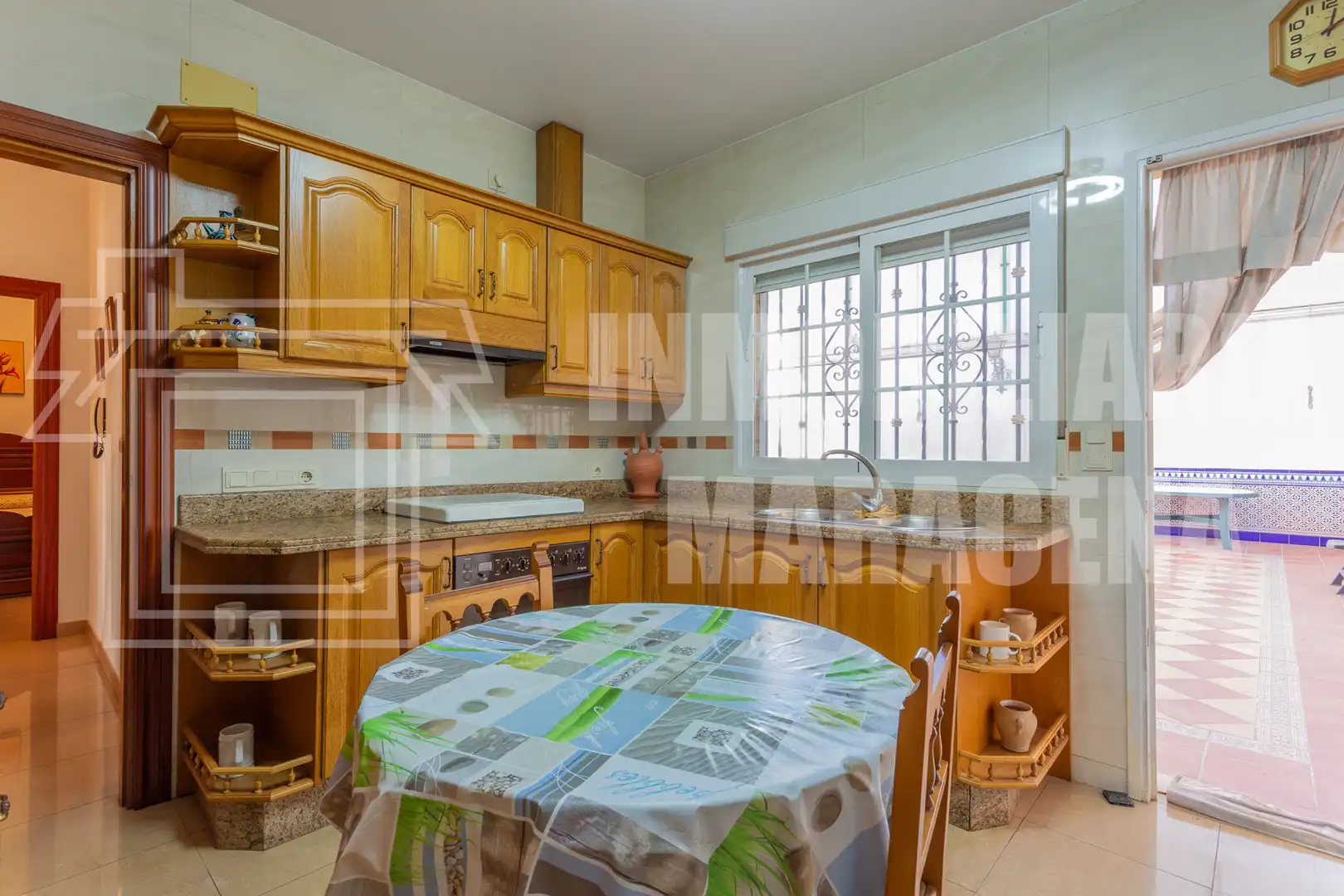 Kitchen of Houses for sale in Granada  with Air Conditioner, Terrace and Oven