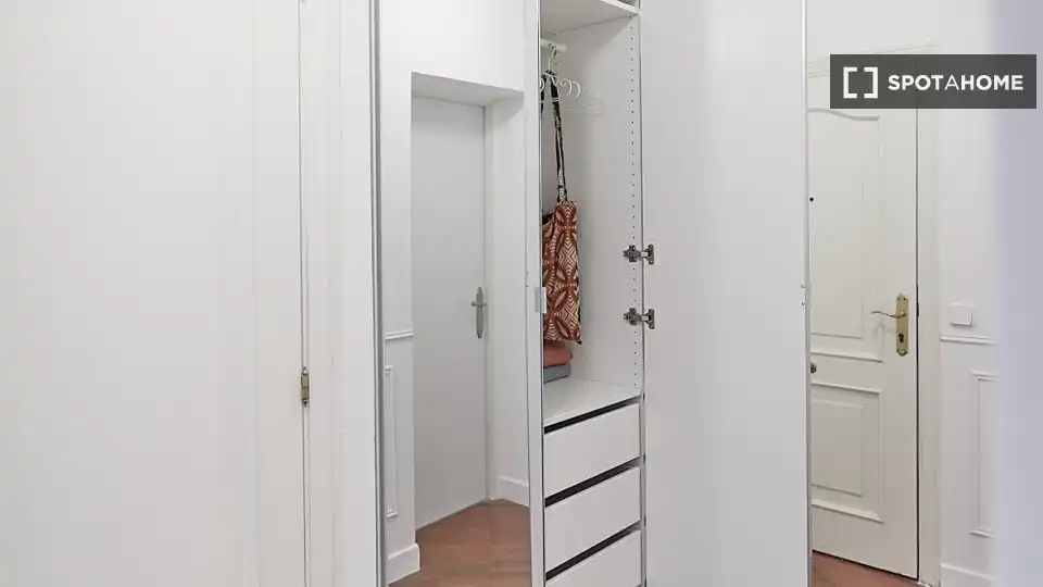 Dormitori de Apartament per a compartir en Madrid amb Aire condicionat, Calefacció i Terrassa