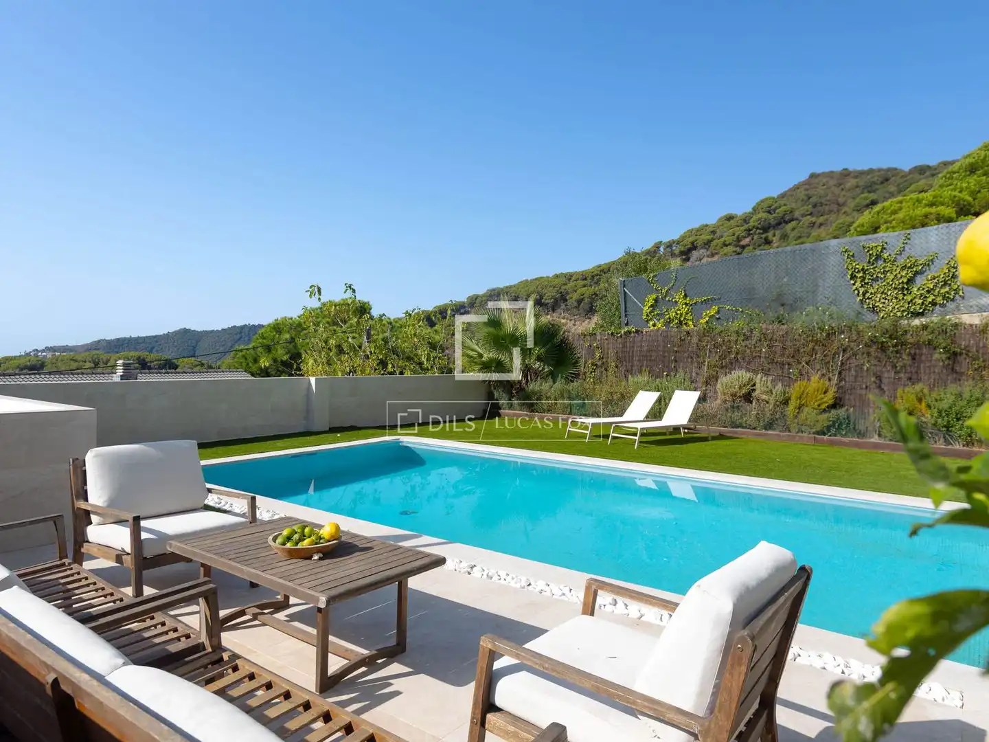 Detached house with pool for sale in Alella