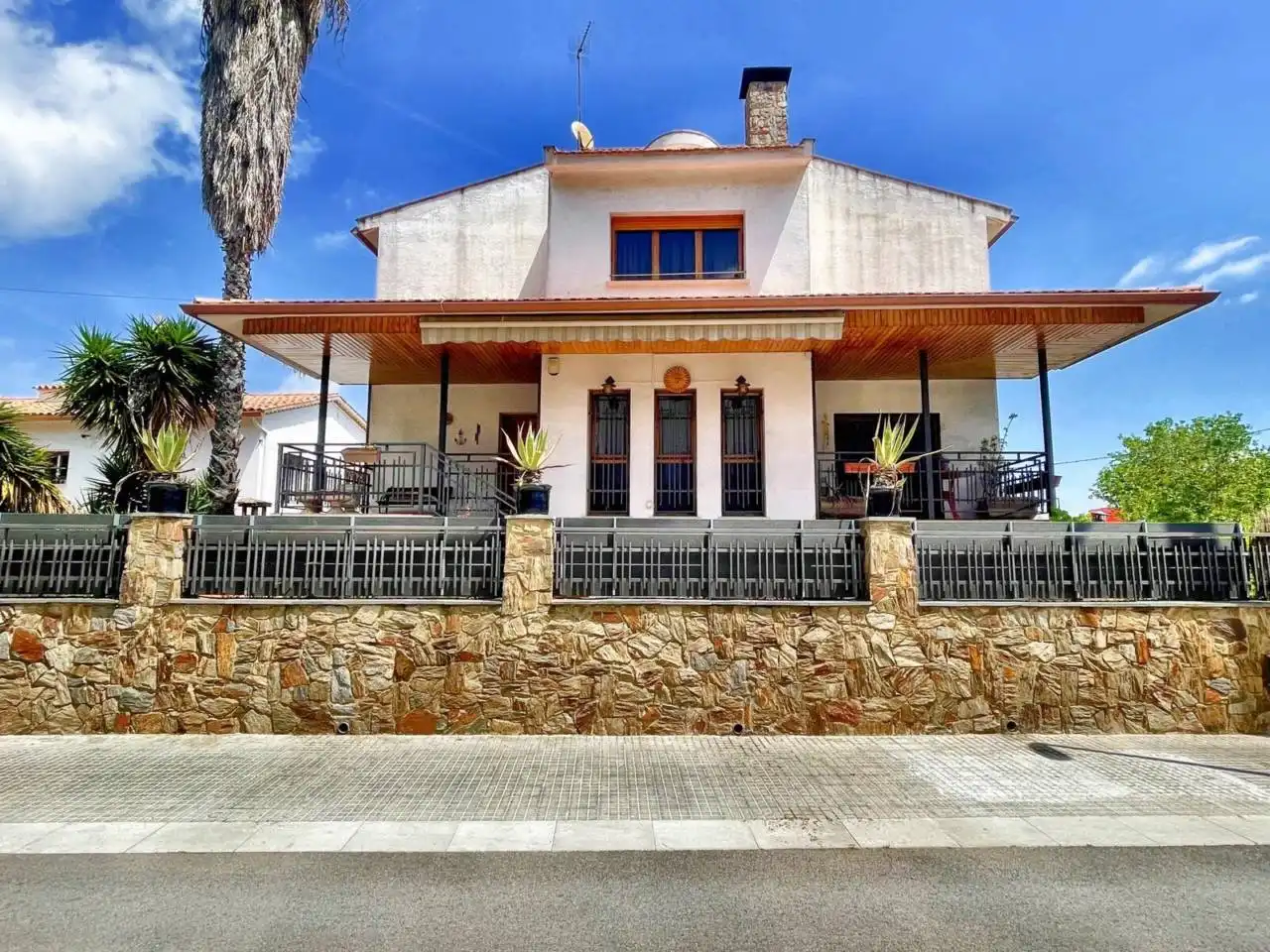 Vista exterior de Casa o chalet en venta en Cerdanyola del Vallès con Calefacción, Jardín privado y Terraza