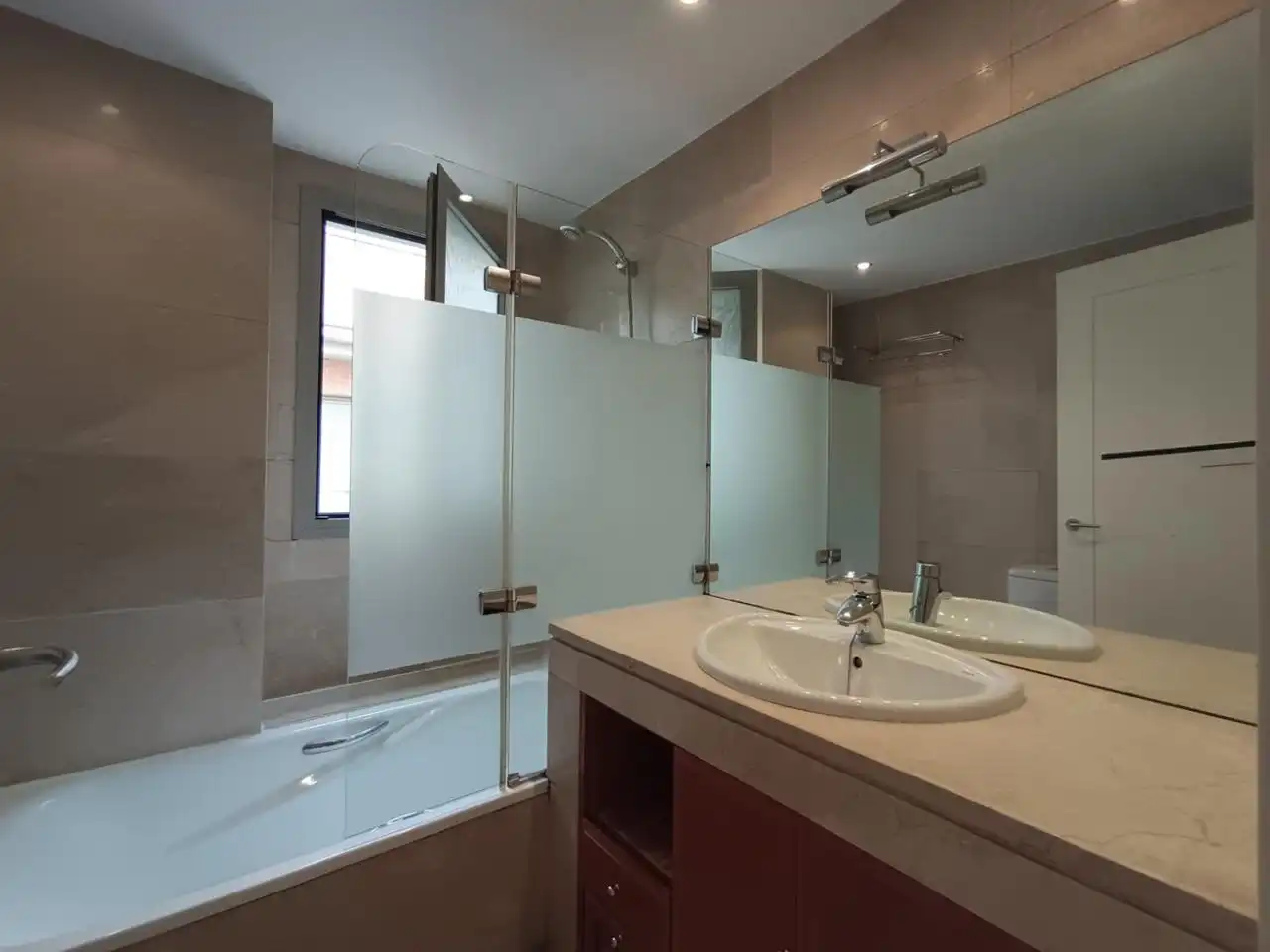 Bathroom of Flat for sale in Madrid  with Air Conditioner, Heating and Terrace