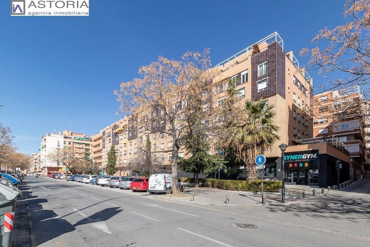 Vista exterior de Piso de alquiler en  Granada Capital con Calefacción