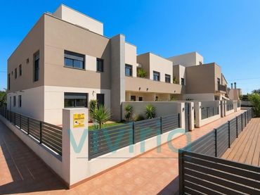 Casa pareada con balcón en venta en PASSEIG DE VORA RIU 4