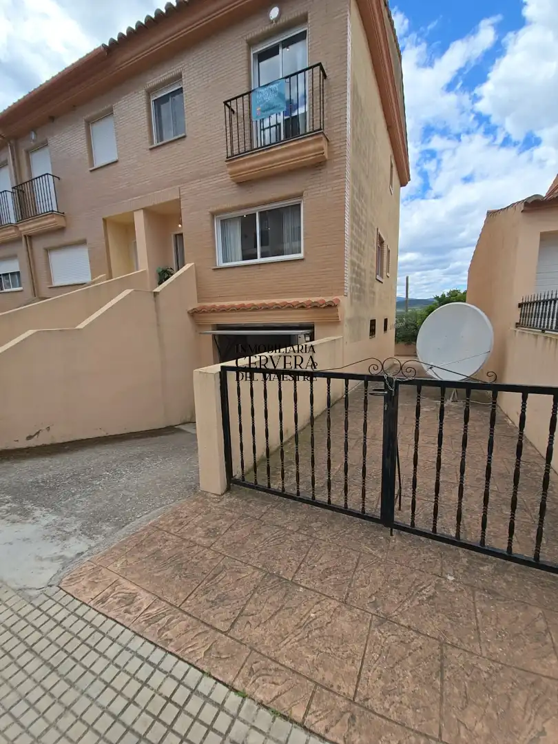 Vista exterior de Casa adosada en venda en La Salzadella amb Aire condicionat, Calefacció i Jardí privat