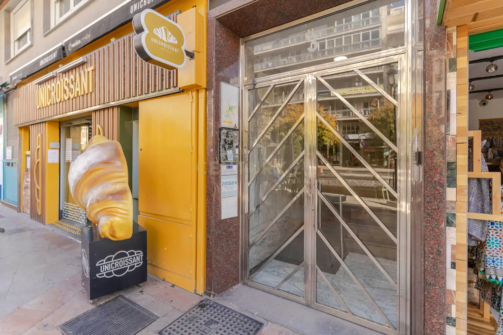 Außenansicht von Büro zum Verkauf in Granada mit Klimaanlage und Abstellraum
