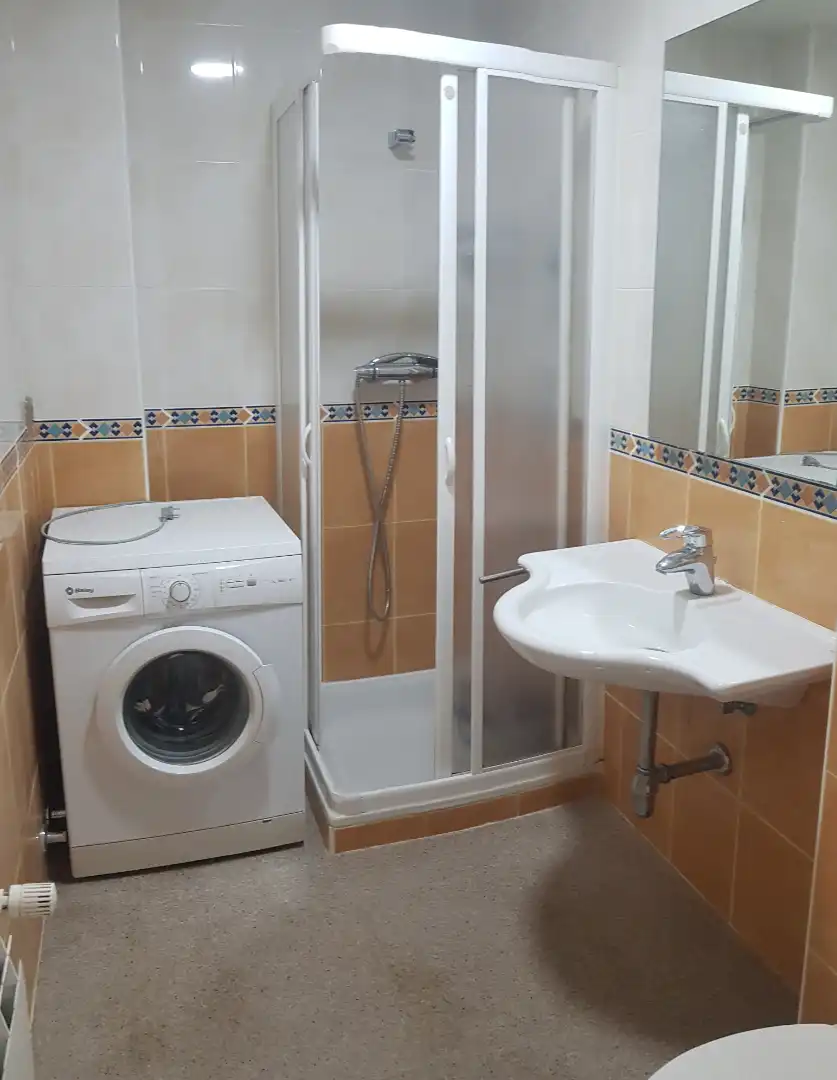 Baño de Apartamento de alquiler en Madrid con Aire acondicionado, Calefacción y Parquet