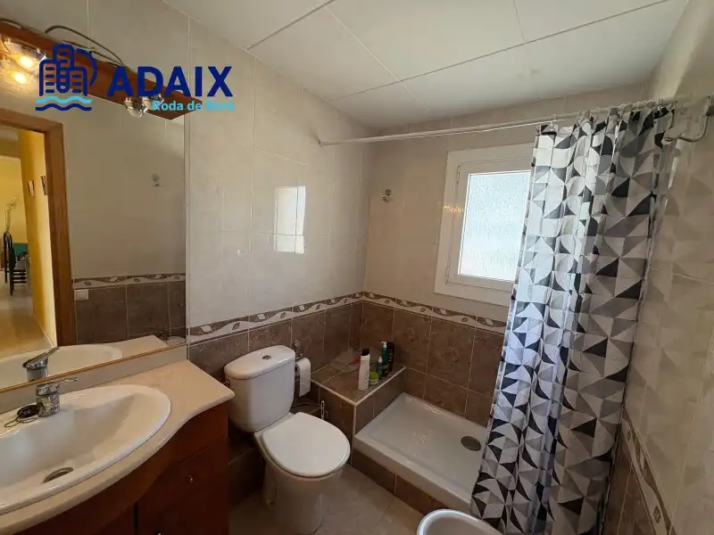 Bathroom of Flat for sale in Roda de Berà  with Oven and Balcony
