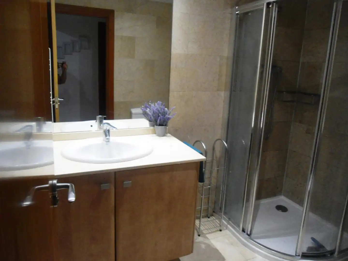 Baño de Apartamento de alquiler en Lleida con Aire acondicionado, Calefacción y Parquet