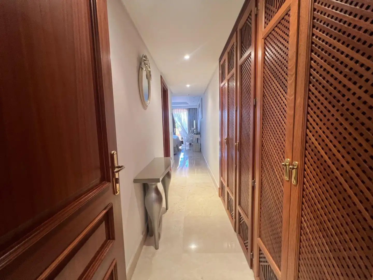Wohnung zum Verkauf in Estepona mit Klimaanlage, Privatgarten und Terrasse