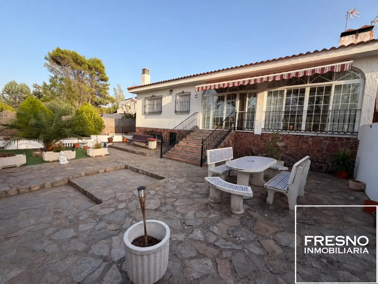 Vista exterior de Casa adosada en venta en Valdepiélagos con Calefacción, Jardín privado y Terraza