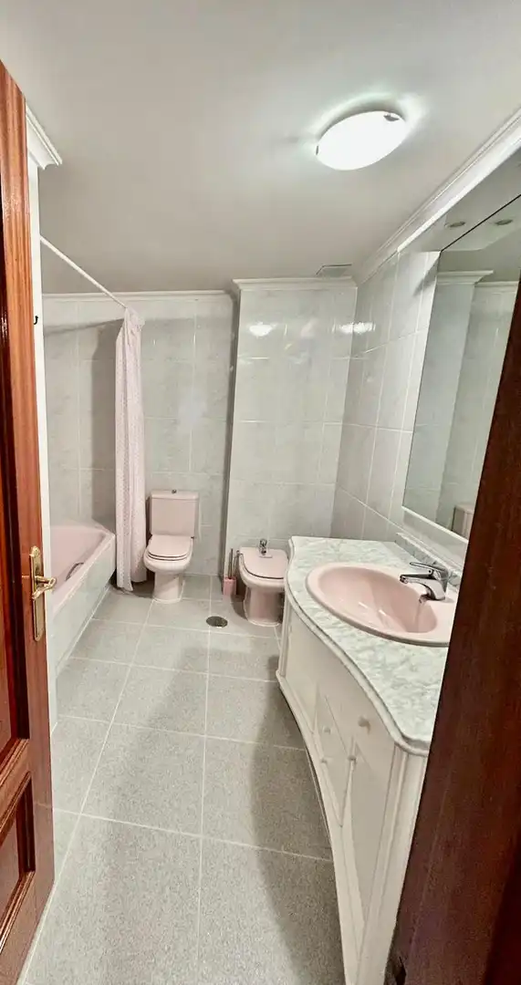 Bany de Pis en venda en La Bañeza  amb Calefacció i Terrassa