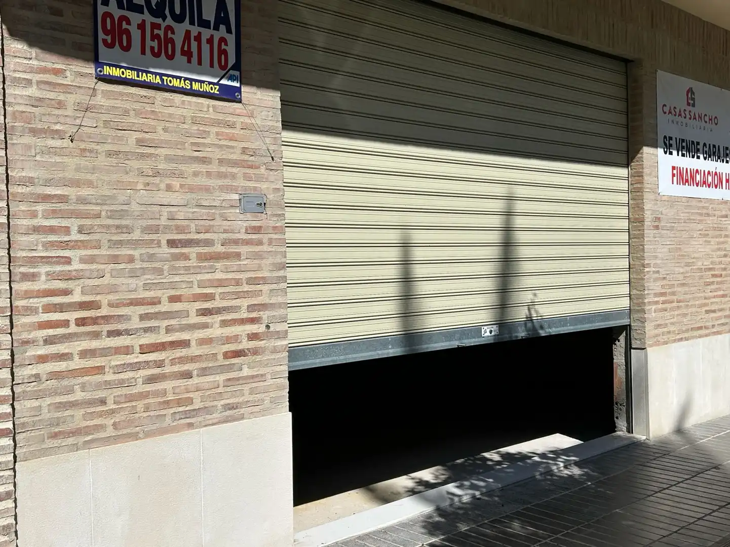 Parking of Commercial properties for rent in Torrent