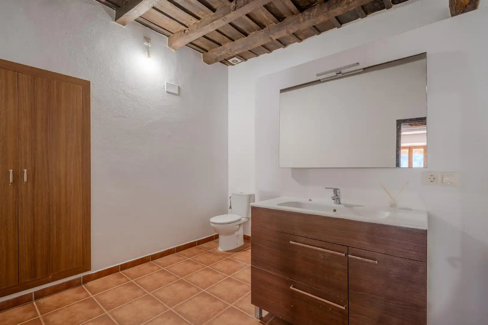 Baño de Piso de alquiler en La Vall de Bianya con Calefacción, Jardín privado y Terraza