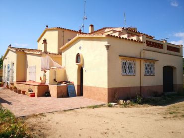 Country house with garden for sale in Avinguda Colom 19