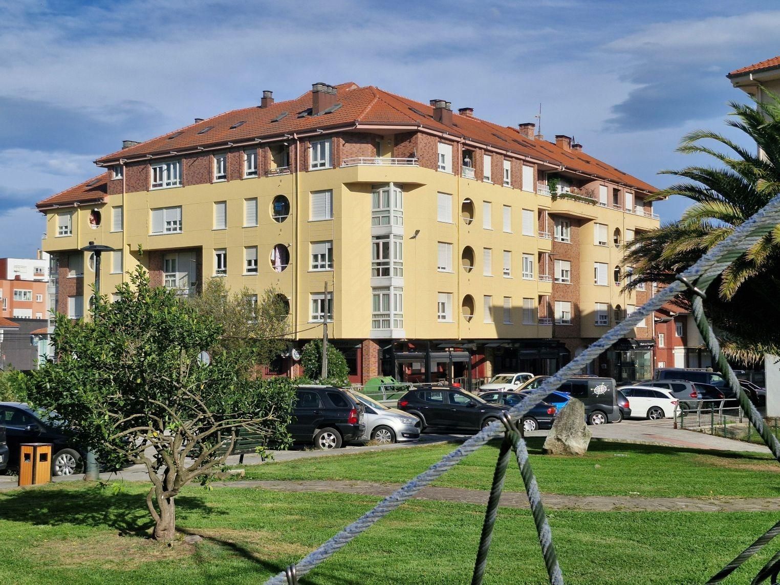 Vista exterior de Pis en venda en Los Corrales de Buelna  amb Calefacció, Terrassa i Balcó
